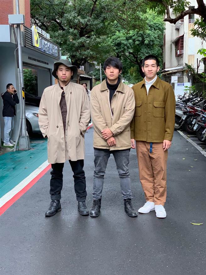 「鹿洐人」鼓手邱天裔（左起）、主唱謝博安、貝斯手小寶。（點亮哈瑪星-不廢搖滾嘉年華提供）