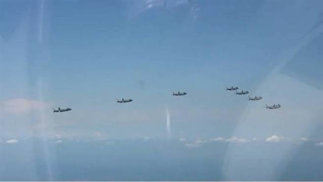 每隔一段时间公布的歼-20编队飞行照就会多几架，不论是先前的5架或是最近的7架，歼-20的数量仍是不够。图为最近的歼-20战机7机编队飞行。（图／中华网）