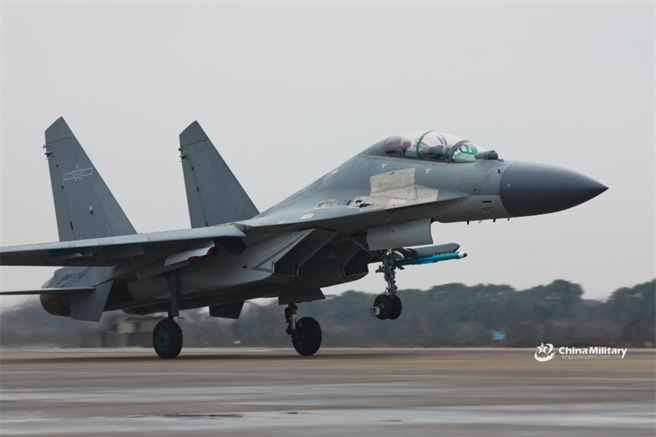 中共加紧生产歼-16系列的多用途战机，尤其是电子战机歼-16D的需求相当紧迫。（图／中国军网）