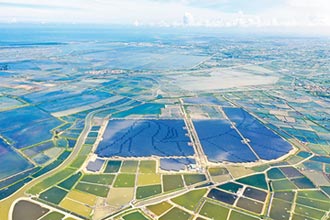 艾貴義竹發電廠 全台最大鹽灘地太陽光電嘉義放電