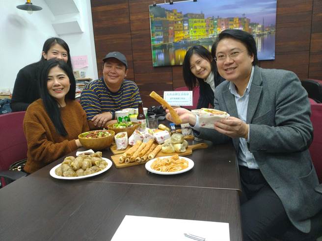 基隆市長林右昌（右1）向泰國知名部落客介紹基隆小吃美食。（許家寧攝）