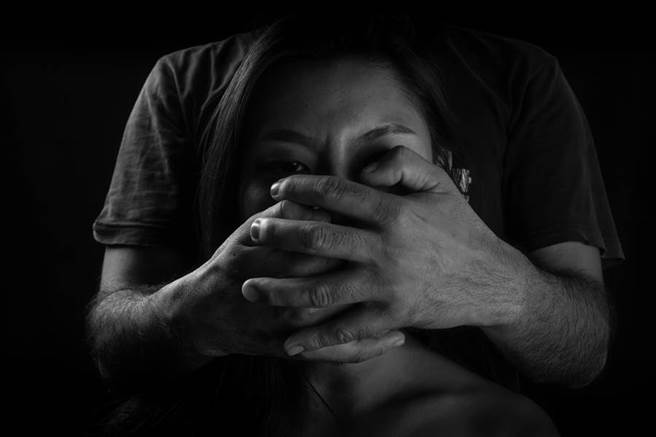 女遭性侵惨死马桶上 妈崩溃剁嫌命根子(图片取自/达志影像)