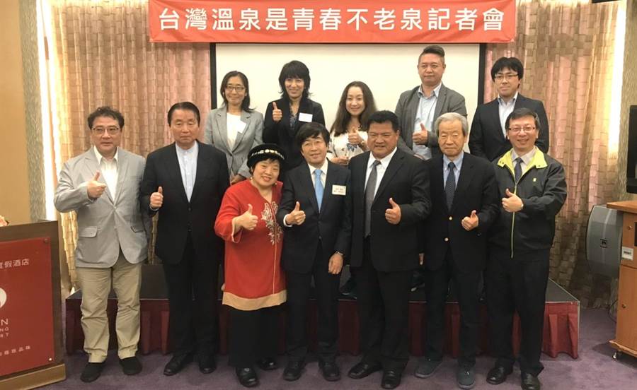 中華民國溫泉觀光協會理事長李吉田（右三），接待日本溫泉專家、學者及作家。（中華民國溫泉觀光協會提供／廖志晃南投傳真）