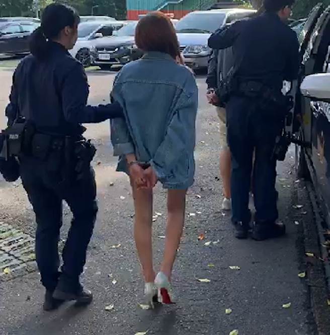 辣妹藏毒胸部太刺激，只好掏出自首。（截自警方提供畫面）