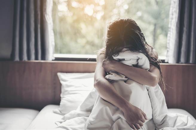 一名男子竟強拉國中兒子同班女同學進房間，強行脫下衣褲，硬說少女「鮑魚不正常要檢查」然後強行猥褻，法院認為男子惡性重大，重判4年2月。（示意圖，達志影像/shutterstock提供）