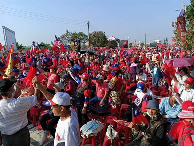 大批韩粉热情支持韩国瑜、挥舞着国旗。