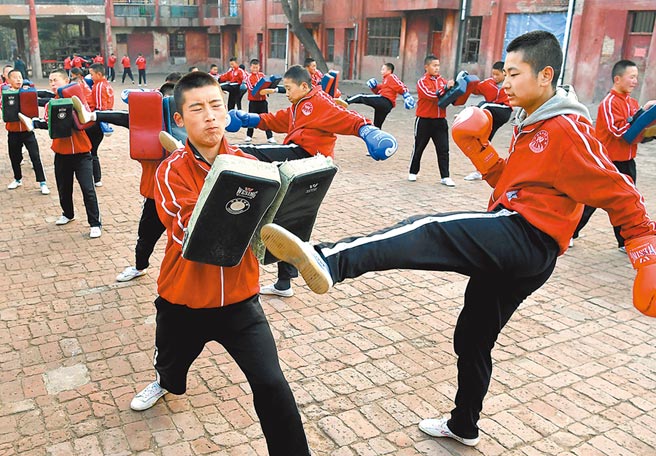少林塔溝武術學校的學員們在訓練場上練習散打。（新華社資料照片）