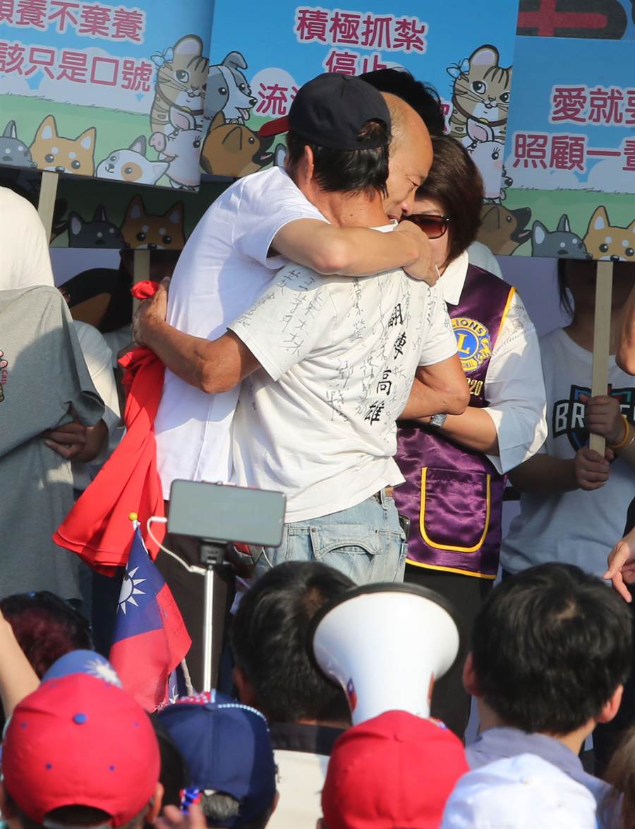 國民黨總統參選人韓國瑜（左）熱情擁抱義購T恤且追隨一年多的韓粉。（黃國峰攝）