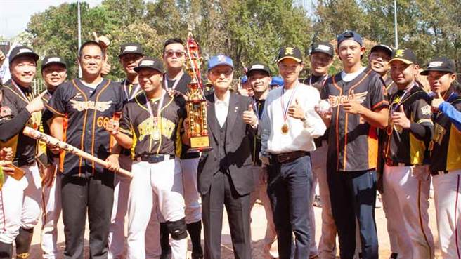 永庆房屋垒球赛请到台湾巨炮陈金锋助阵！更与孙庆余董事长及冠军队伍合影。