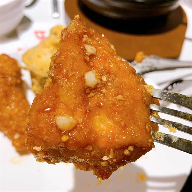 作法與韓國同步的蜂蜜蒜味炸雞。（圖／楊婕安攝）