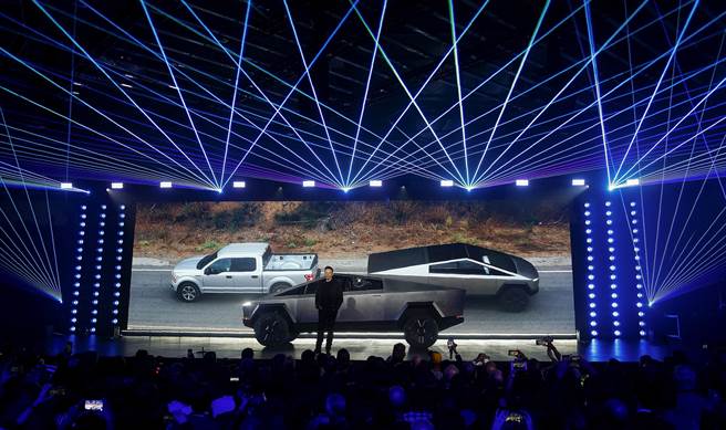 特斯拉執行長馬斯克21日在前衛科技風電動皮卡的發表會中，展示這款新車的超強動力，把和它拔河的福特F-150拖著走。（美聯社）