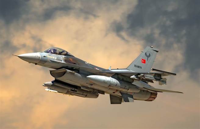 土耳其空軍F-16戰機的資料照。（達志影像/Shutterstock）