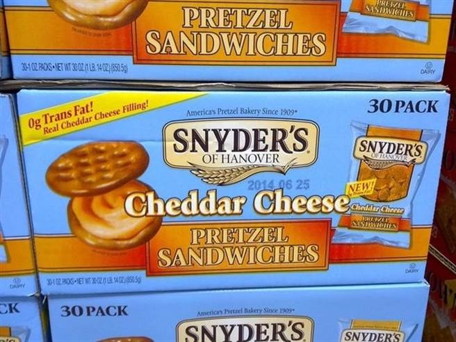 网友分享Costco之前卖的蝴蝶饼乾「SNYDER'S cheddar cheese」。（图／摘自PTT）