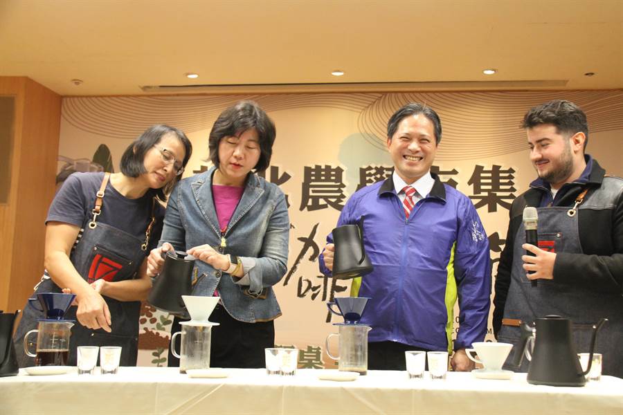 新北市副市長吳明機（右2）、市議員陳儀君（左2）現場體驗手沖咖啡。（譚宇哲攝）