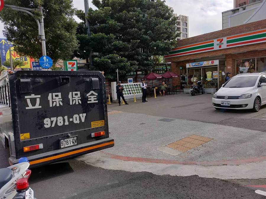 桃園市龜山區今天下午2時許驚傳搶案，1名30多歲的男子趁著運鈔車準備到復興二路、文化一路超商補錢時，持槍試圖行搶。（讀者提供／賴佑維桃園傳真）