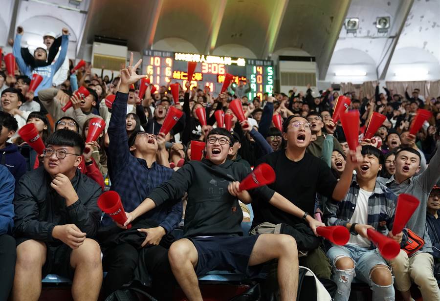 輔大中美堂今晚湧進爆滿4000位球迷熱情為支持球隊加油。(大專體總提供/陳筱琳傳真)