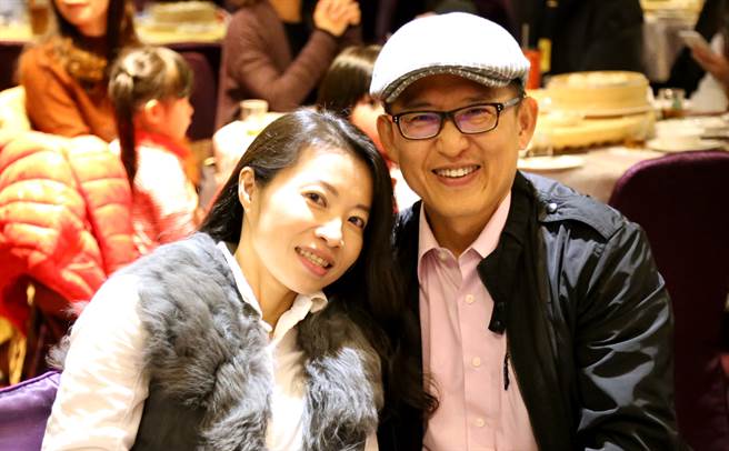 永庆不动产店东李春明(图右)感性地说，很高兴当年我选择「永庆不动产」！它是再创房仲事业高峰的最佳捷径。/永庆不动产提供
