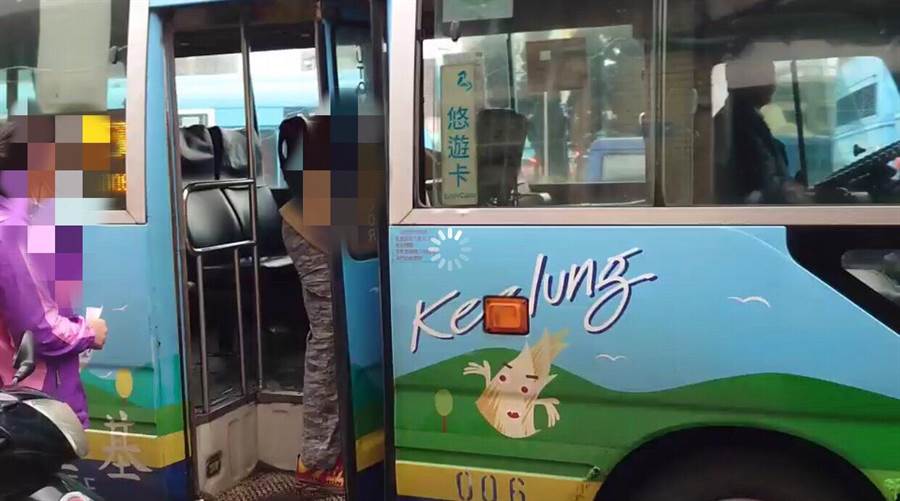基隆市公車駕駛座位狹小，駕駛將隨身物品放置旁邊，引來小偷覬覦。（許家寧攝）