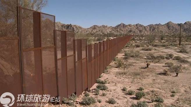 川普政府成立以來，在美墨邊境築起高牆防止偷渡，卻造成數以萬計的兒童移民被強行關押，「骨肉分離」政策釀出大量慘劇。（環球網）