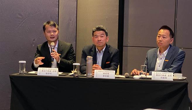 左起为联发科技无线通讯事业部产品行销处经理 粘宇村、联发科技无线通讯事业部总经理 李宗霖以及联发科技无线通讯事业部产品行销处处长 何春桦。（黄慧雯摄）
