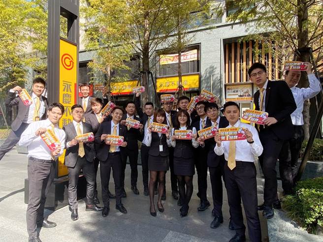 平均年龄30多岁的永庆不动产竹北福兴谦里加盟店，以7个月时间，创下业绩突破3500万元的惊人绩效，震撼新竹地区。图/永庆不动产提供

