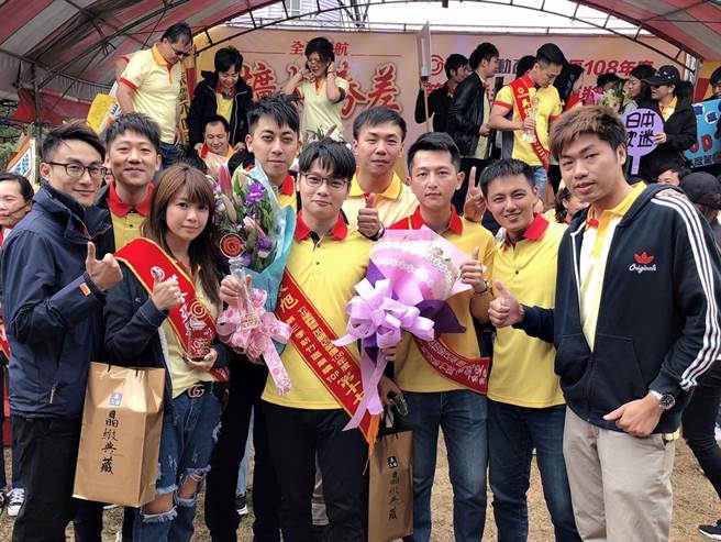 林圣伦(图中)和多位来自信义房屋的伙伴，携手成立永庆不动产竹北福兴谦里加盟店，其杰出绩效，已经成为新竹地区指标店。图/永庆不动产提供

