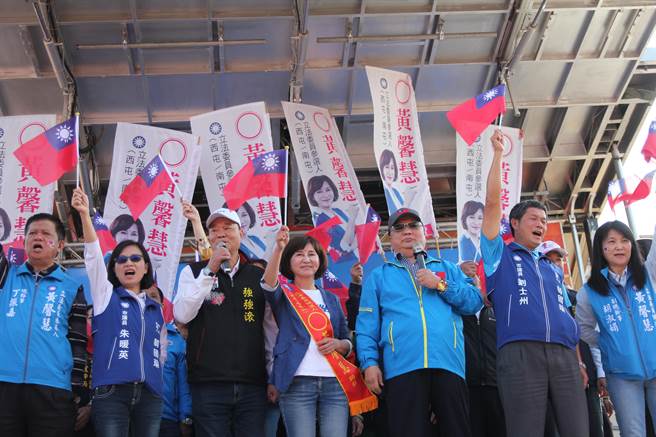 台中市立委四選區參選人黃馨慧（右4）成立競選總部，前台中市長胡志強（右3）向鄉親力薦。（陳淑芬攝）