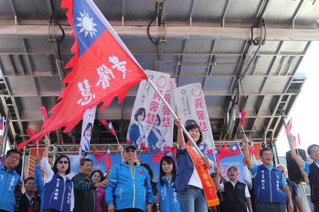台中市立委四選區參選人黃馨慧成立競選總部，由前台中市長胡志強授戰旗。（陳淑芬攝）