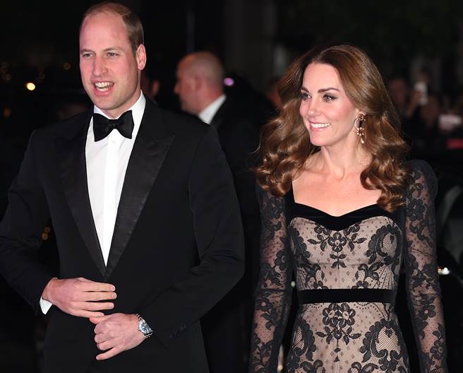 凯特与夫婿威廉王子11月18日在伦敦出席英国年度「皇家大匯演」（Royal Variety Performance）慈善晚会的画面。（达志图库/TGP）