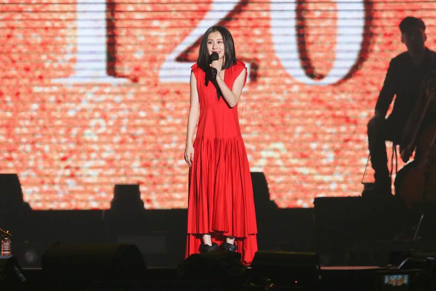 白安昨一席紅色洋裝，受邀第一銀行120週年演唱會演出。（吳松翰攝）