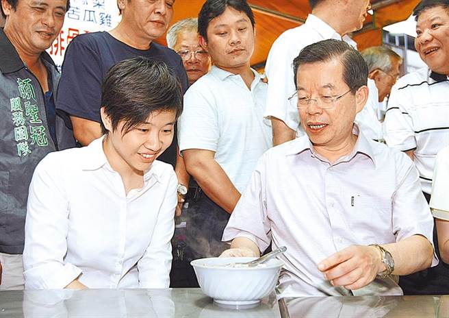 北市议员李明贤质疑，在网路抹黑前驻大阪办事处长苏启诚的帐号「idcc」，与曾替谢长廷打选战的杨蕙如有关。图为2008年「卡神」遭北京讯问返台后，谢长廷为她打气。（本报资料照片）