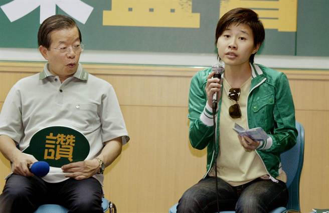 北检侦办「idcc」帐号在去年关西机场事件，诬蔑大阪办事处，间接造成驻大阪办事处处长苏启诚自杀案，查出「卡神」杨蕙如（右）竟是绿营网军首领，每月透过下线蔡男给发文网军1万元。左为驻日代表谢长廷。（中时资料照 姚志平摄） 