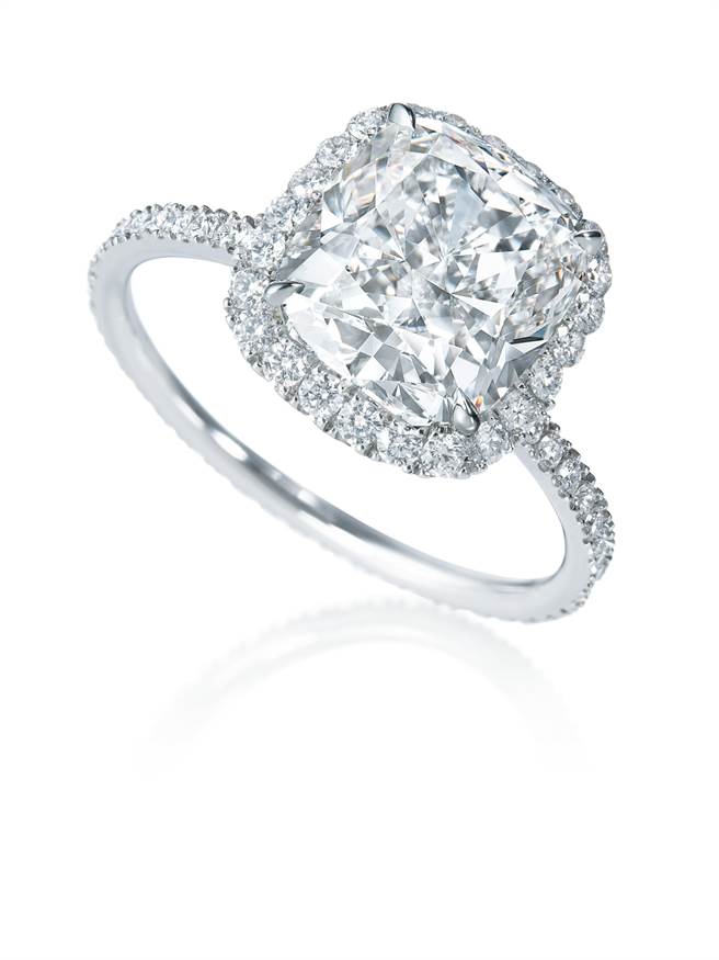 海瑞溫斯頓The One系列枕形切工鑽石戒指，外緣鑲一圈鑽石更添奢華。（HARRY WINSTON提供）