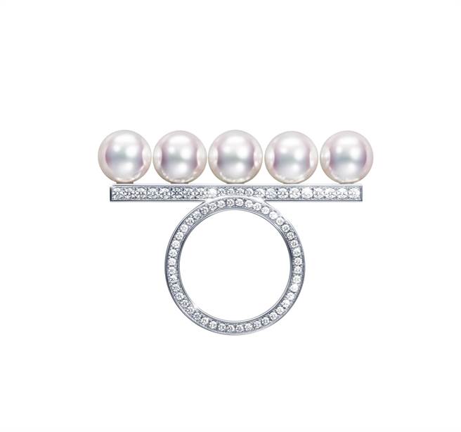 TASAKI balance diamonds pave 鑽石珍珠白K金戒指，40萬5000元。（TASAKI提供）