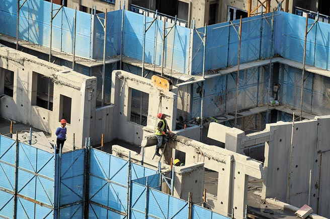 水泥是重要的建築材料。圖為11月12日，長沙新城國際花都五期三標C10棟，因混凝土強度難以滿足設計要求，決定對12層及以上樓層全面停工。（中新社）