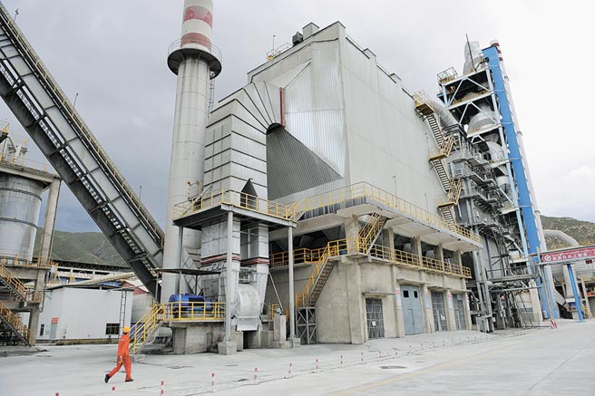 大陸水泥市場價格大幅上漲，加錢也沒貨。圖為西藏山南地區的華新水泥一景。（新華社資料照片）