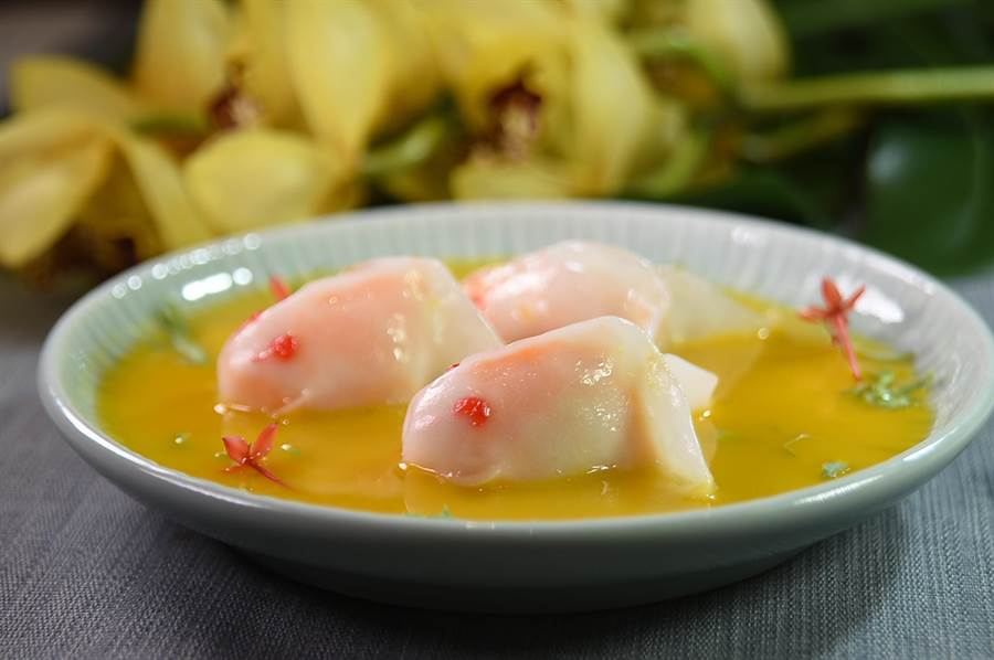 〈黃燜湯金魚餃〉是完工用手工精心塑製的精品港點，形色搶眼號吸睛，風味與口感亦屬上乘。（圖／姚 舜）