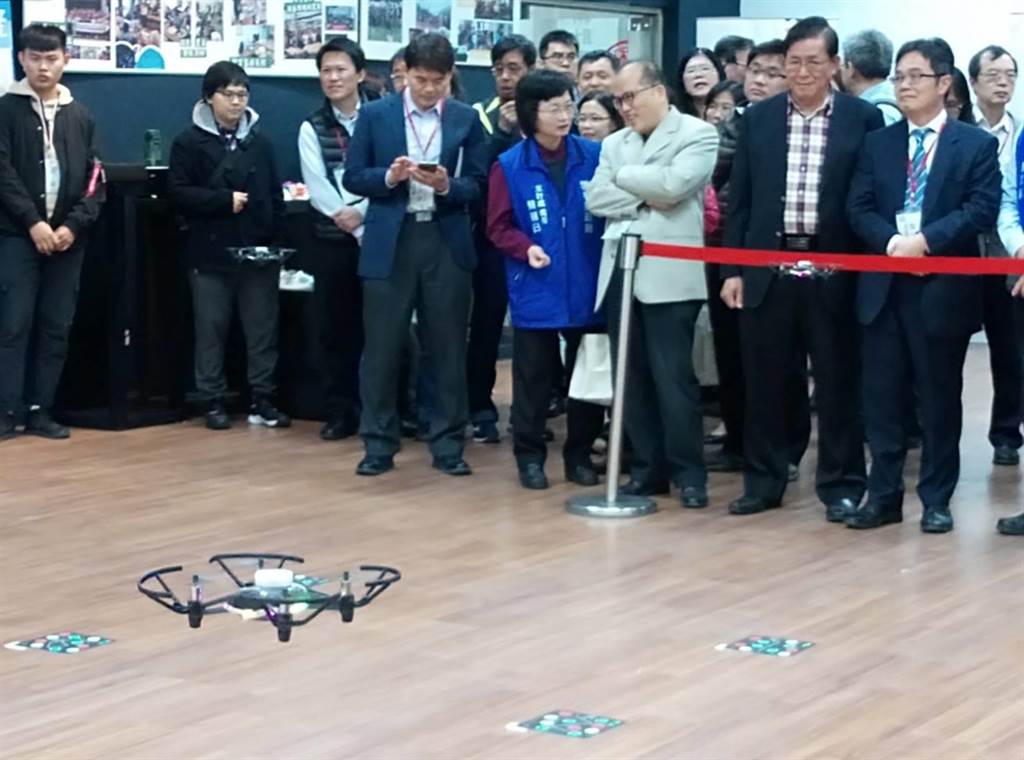 虎科大學生展示無人機隊，同時16架次飛翔，讓雲林縣府團隊開眼界。（許素惠攝）