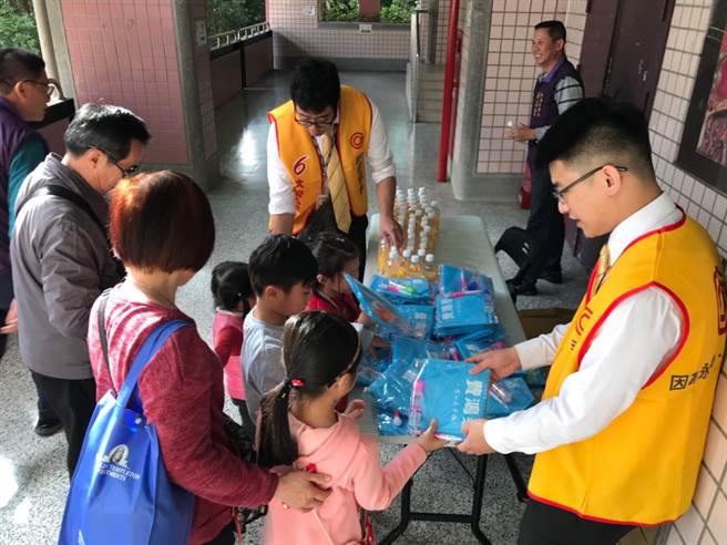 永庆房屋准备300份精美文具组，赠送给参与活动的小朋友。