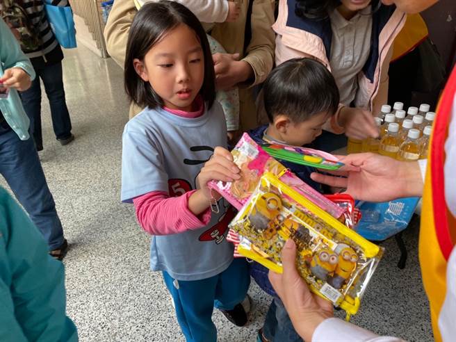 永庆房屋自掏腰包准备笔袋文具组。