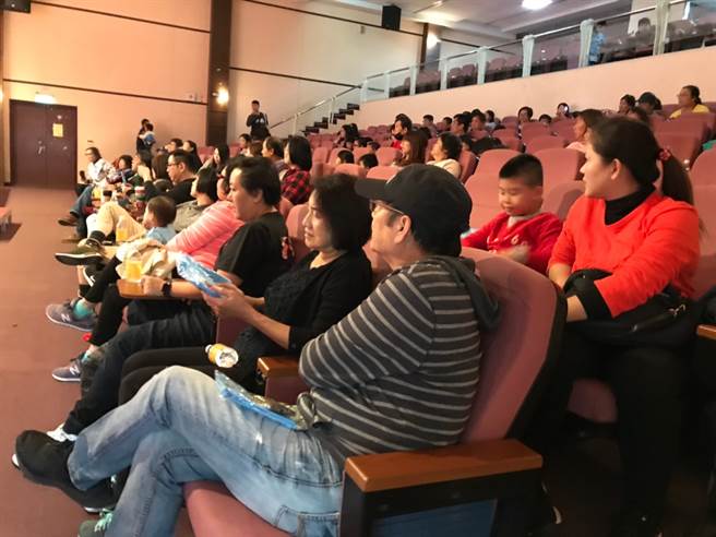 首场电影欣赏邀300名小朋友齐聚博爱国小演艺厅。