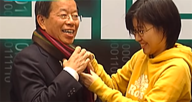 十几年的交情？杨蕙如帮谢长廷繫围巾…。(图/摘自中天新闻)