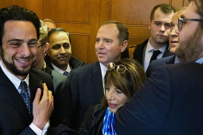 美国眾院情报委员会主席谢安达（Adam Schiff，后中）发布弹劾报告，列举总统川普在通乌门中的不当行为，眾院稍后已通过对他的弹劾报告。（美联社）