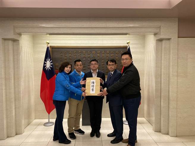 由代表处组长王瑞丰接收陈情书。（图／台北市议员李明贤）