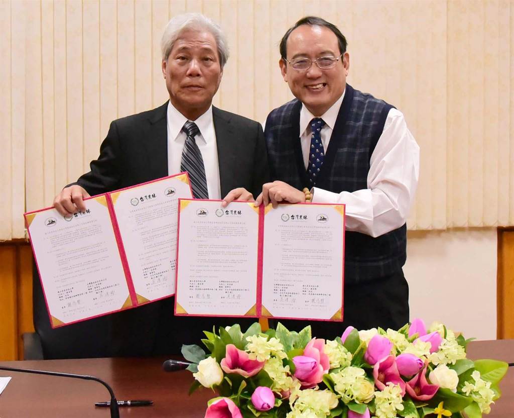 屏科大校長戴昌賢（右）與台灣農林公司董事長吳清源（左）簽訂策略聯盟，合作增進茶葉栽培技術，並開發新產品。（潘建志攝）