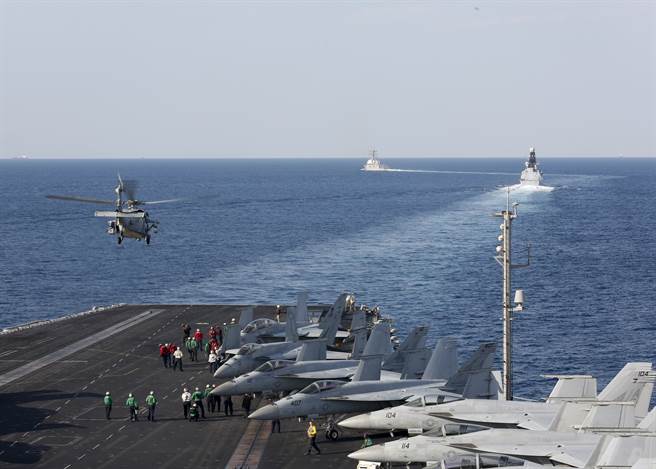 「林肯」号（USS Abraham Lincoln，CVN-72）航母2019年11月19日穿越荷莫兹海峡（Strait of Hormuz）的画面。（美国海军）
