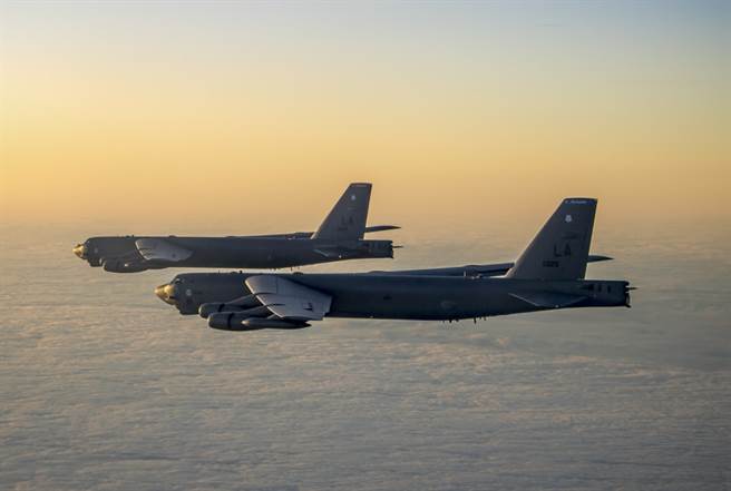 两架B-52H「同温层堡垒」（Stratofortress）轰炸机共飞的资料照。（美国空军）