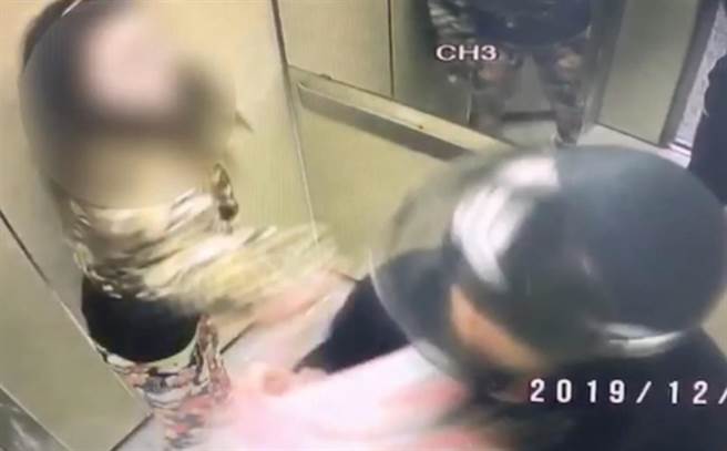 2019年12月4日，新北市一位女性因外送员没办法找零钱，而在电梯中爆肢体衝突。（翻摄照片／叶书宏新北传真）