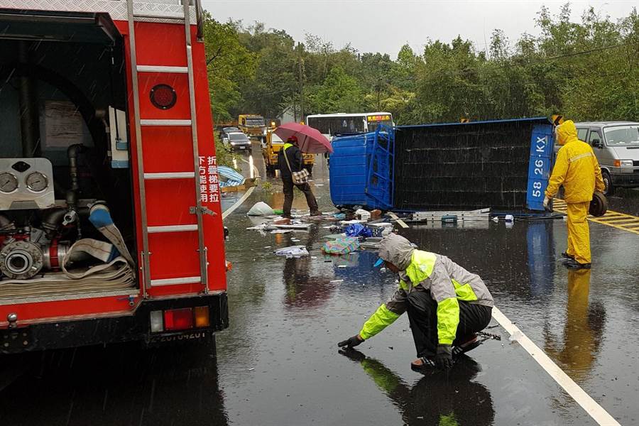 載運水電器具零件的小貨車5日行經台13縣銅鑼路段，不料失控翻覆。（翻攝照片／何冠嫻苗栗傳真）