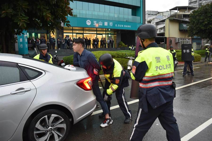 頭份警分局5日下午在轄內玉山銀行頭份分行舉行防搶演練。〔頭份分局提供／謝明俊苗栗傳真〕